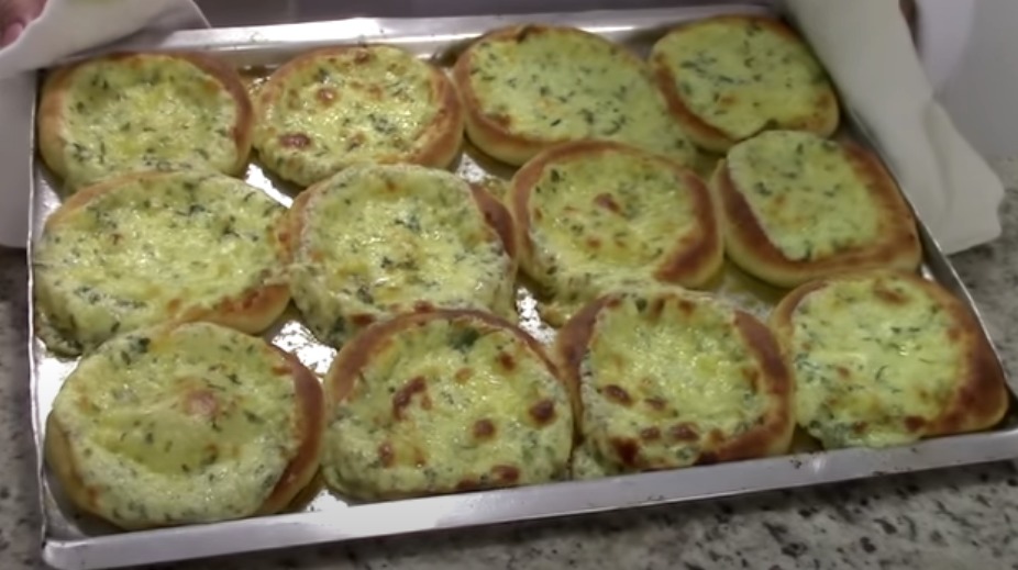 Esfirras de Queijo Aberta