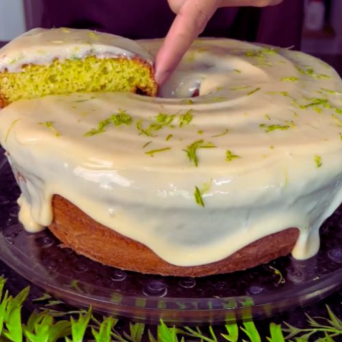 bolo de gelatina de limão é uma sobremesa refrescante