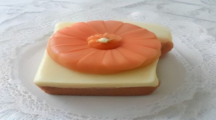 Fatia de bolo de amendoim cremoso com amendoim picado por cima