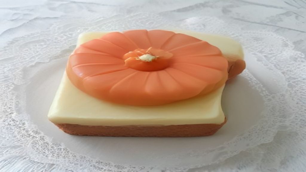 Fatia de bolo de amendoim cremoso com amendoim picado por cima