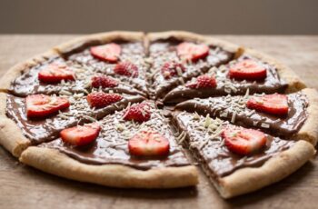 Pizza Doce de Chocolate com Morango