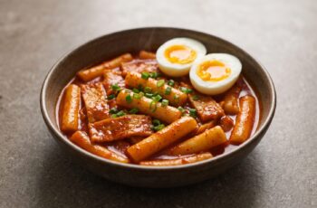 Tteokbokki: Bolinho de Arroz Coreano ao Molho Picante
